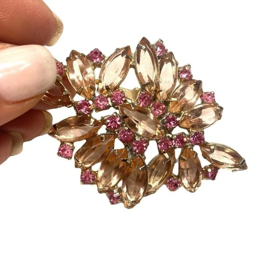 VINTAGE BROOCH SHADES OF PINK OPEN‎ BACK RHINESTONE JULIANA STYLE CZECH PIN